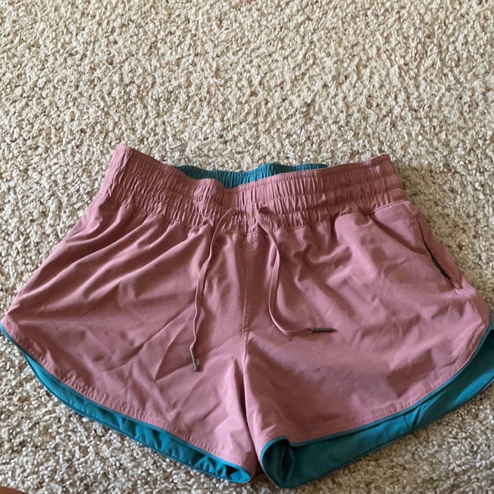 Lululemon Choose a Side reversible short.